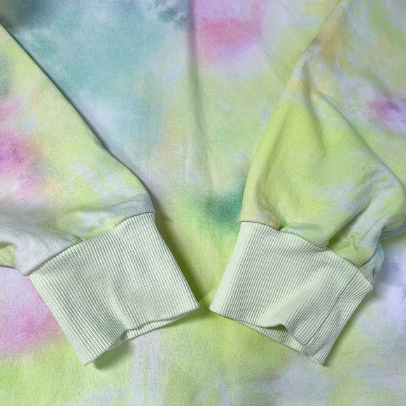 Alice + Olivia Nikki Tie-Dyed Cotton-Blend Fleece Cropped Hoodie - Picture 10 of 10